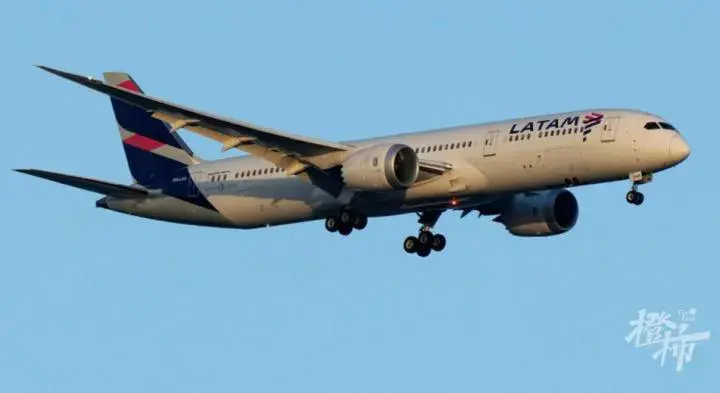 波音客機空中急降超50人受傷
