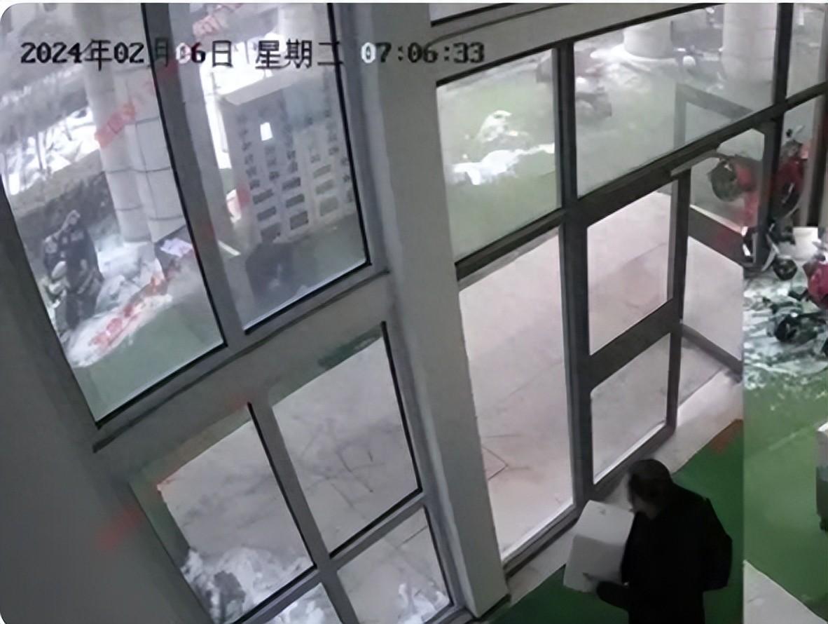 下夜班醫生多看一眼救下心梗老人