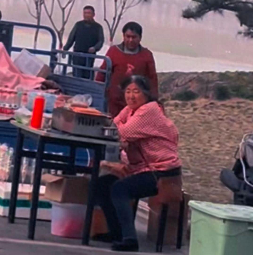 網(wǎng)友拍到淀粉腸攤子2小時沒人買
