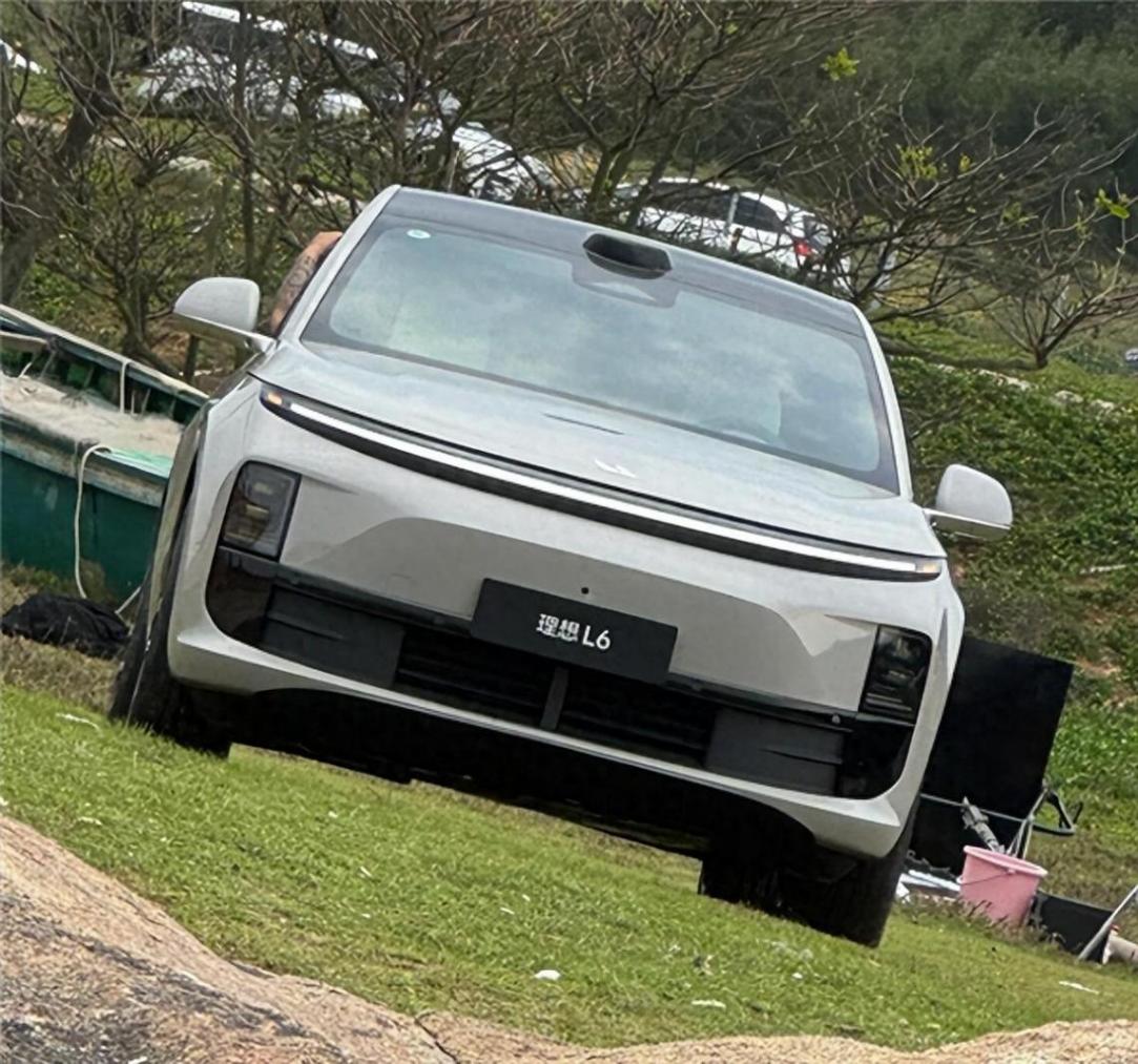 理想L6實車提前曝光:主打25-30萬級!對標火熱的華為問界M7,外觀和L7幾乎完全一致