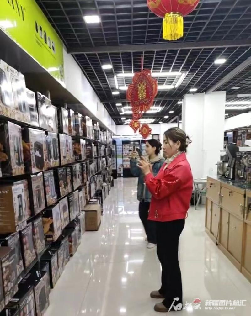霍爾果斯:一群國外主播在做跨境直播