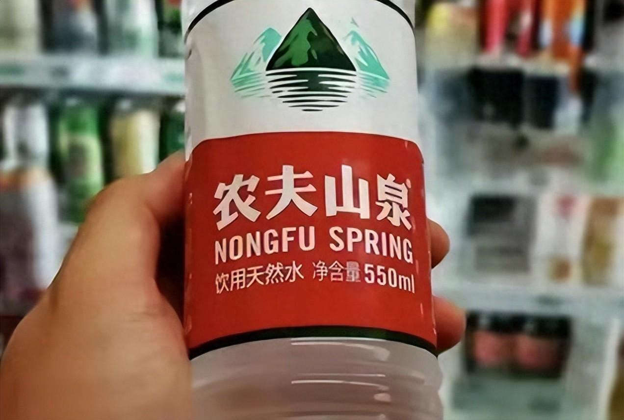 網友越鬧越過分!雷軍試駕小米汽車,中控放著農夫山泉都能惹爭議