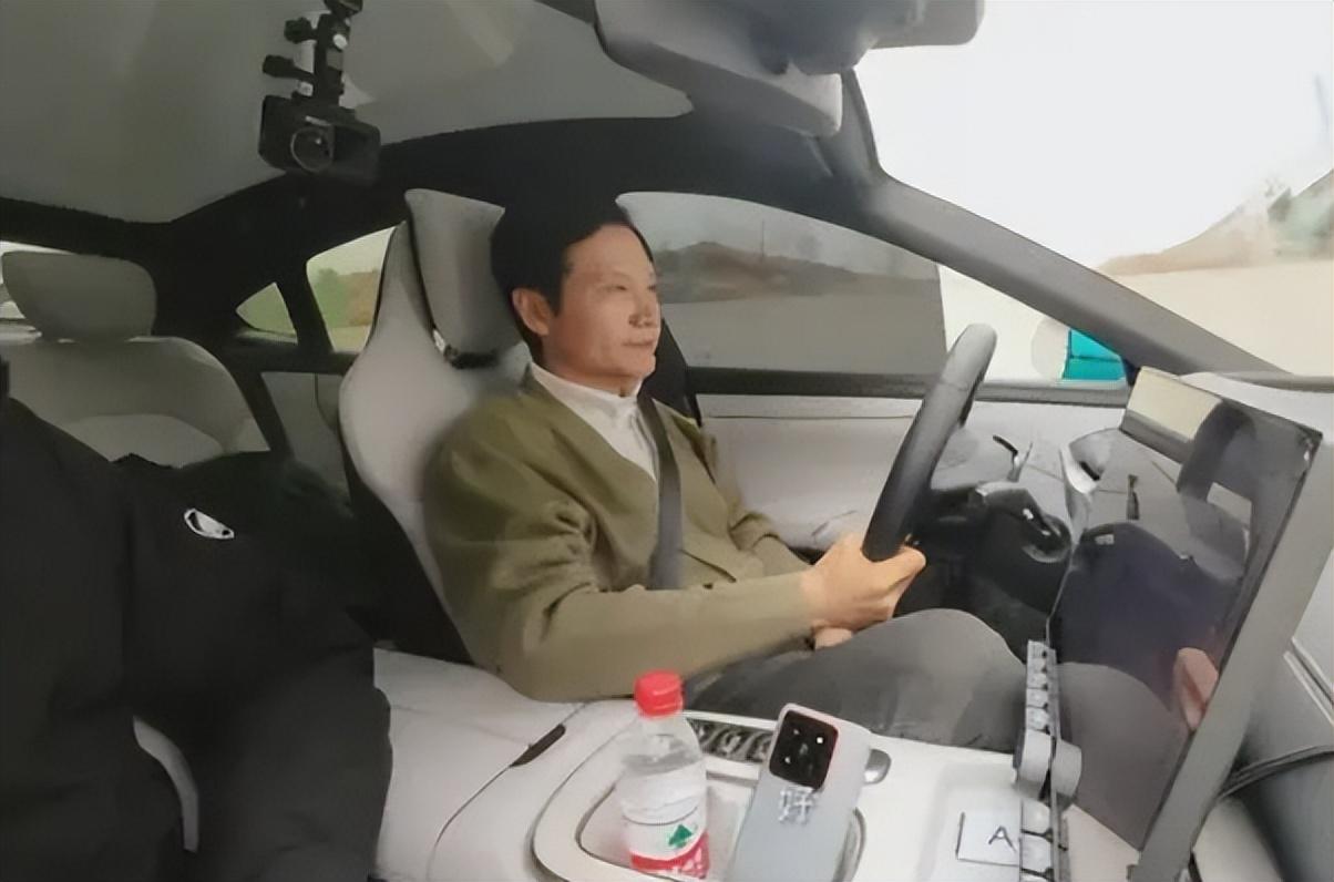 網友越鬧越過分!雷軍試駕小米汽車,中控放著農夫山泉都能惹爭議
