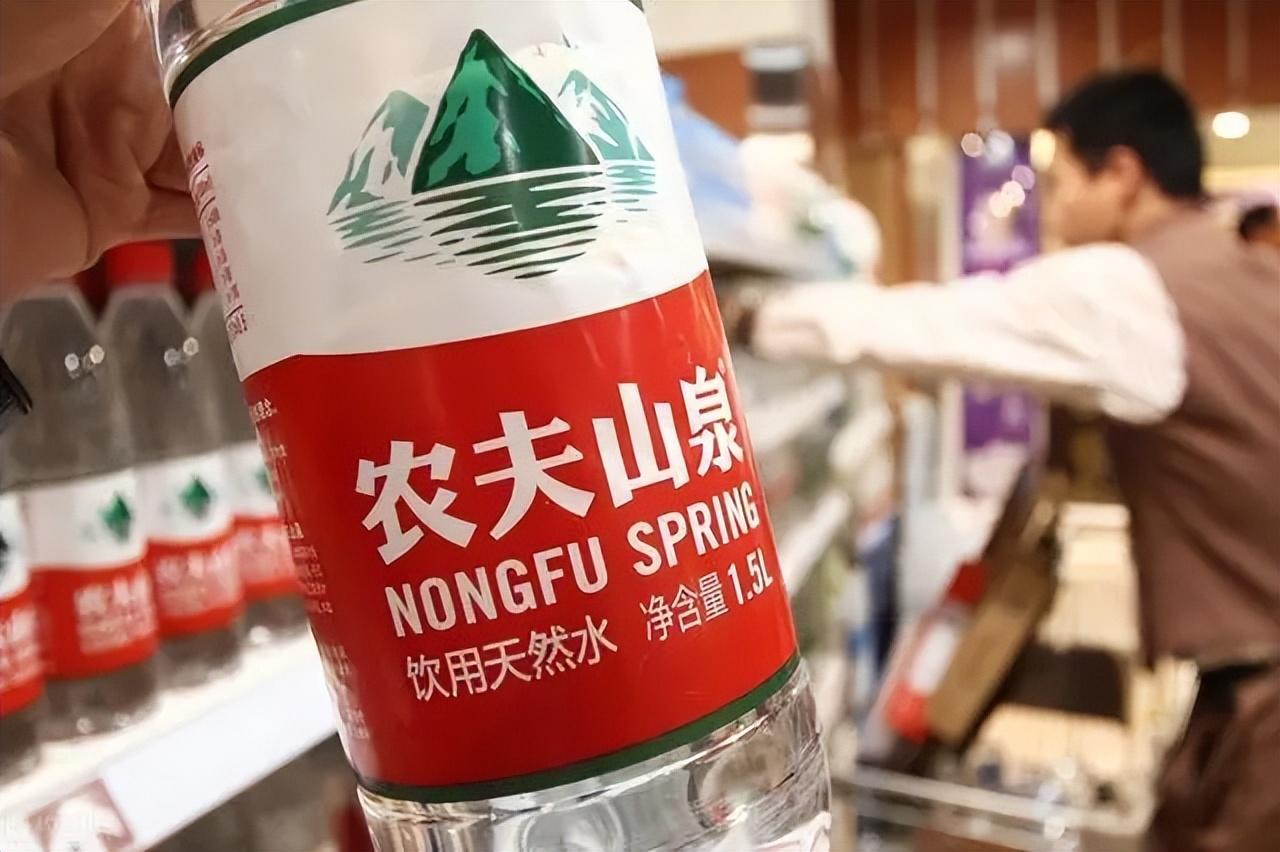 網友越鬧越過分!雷軍試駕小米汽車,中控放著農夫山泉都能惹爭議