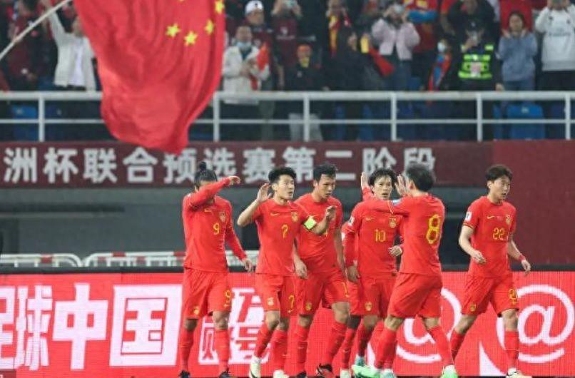 國足4-1新加坡代價太大,伊萬遇到三大困難,決戰泰國損失兩主力