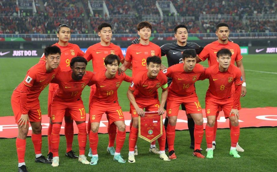 國足4-1新加坡代價太大,伊萬遇到三大困難,決戰泰國損失兩主力