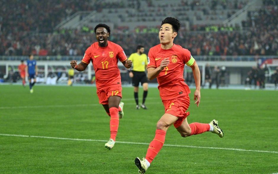 國足4-1新加坡代價太大,伊萬遇到三大困難,決戰泰國損失兩主力