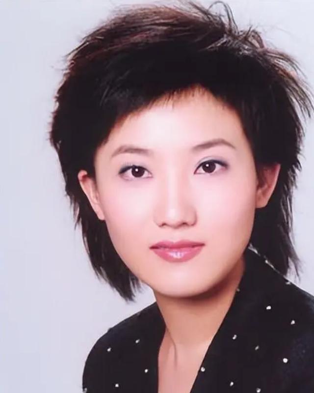央視主持人鄭天亮:26歲嫁大6歲魯健,同一屋檐下“分居”15年
