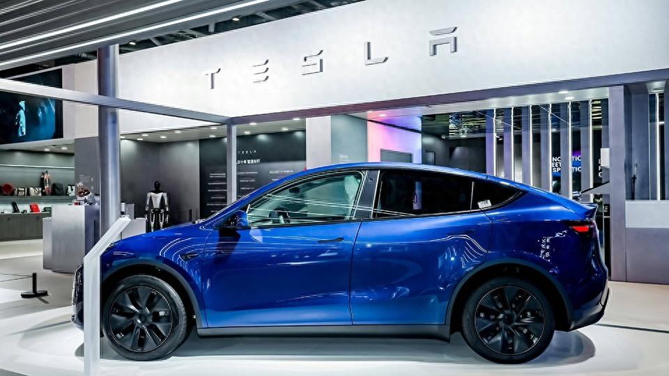 特斯拉推送端到端體驗,2025年,智駕要換玩法了?