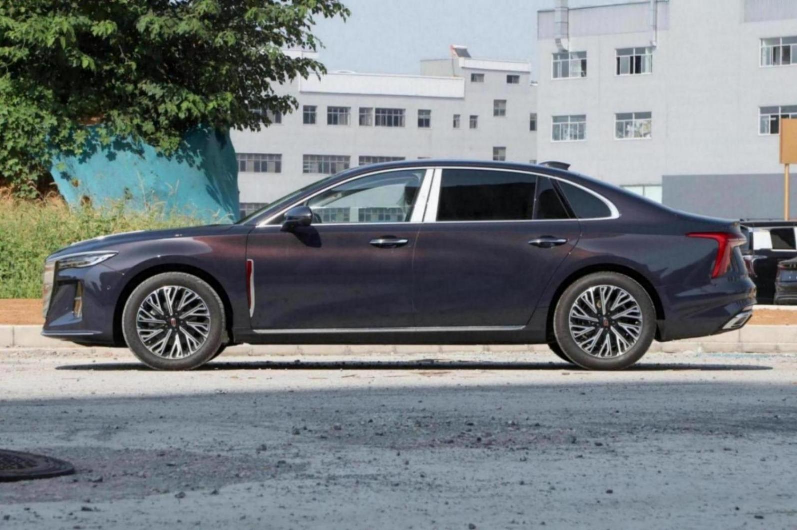 全新紅旗H5:終端優(yōu)惠2.5萬,2.0T燃油頂配車型實(shí)力如何?