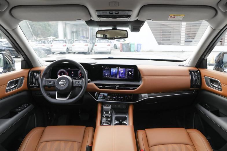 體驗東風日產探陸:配2.0T+9AT,軸距達到2900mm,定位中大型SUV