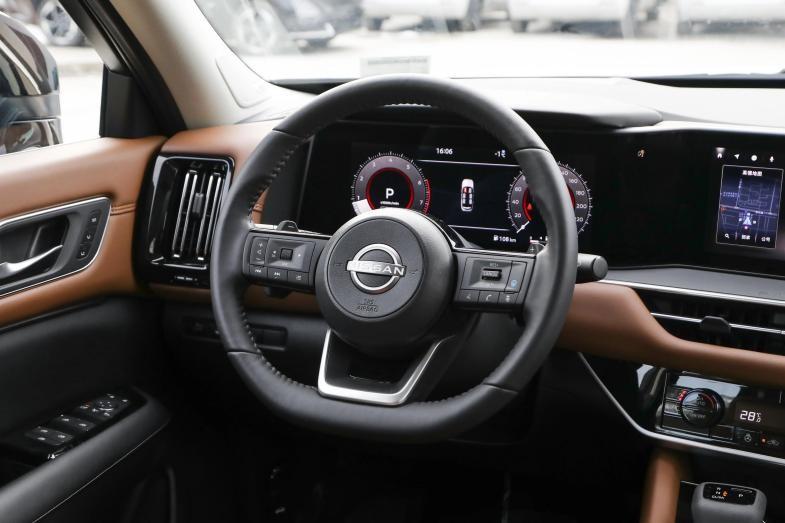 體驗東風日產探陸:配2.0T+9AT,軸距達到2900mm,定位中大型SUV