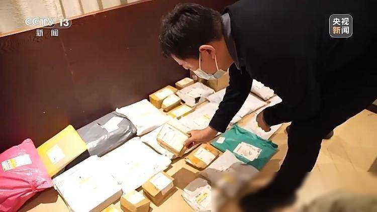 快遞何以變“盲盒” ?記者實地調查“快遞盲盒”流出鏈條