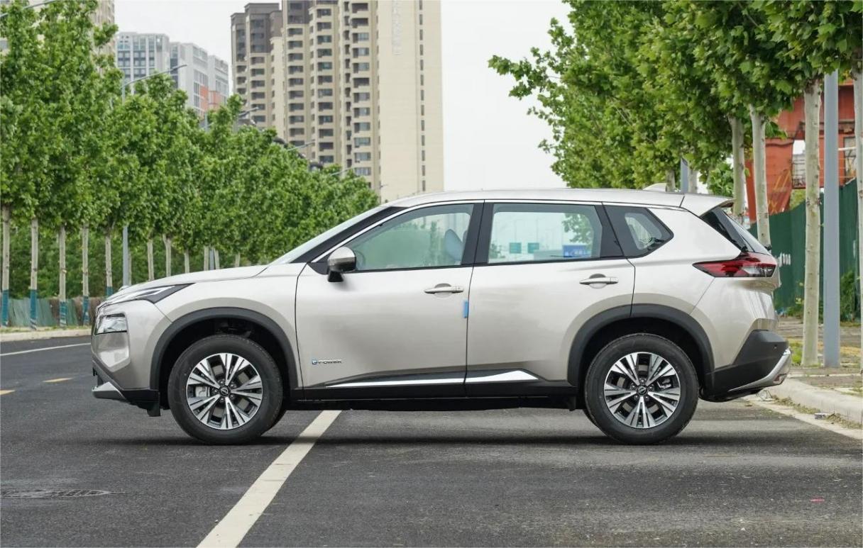 日產(chǎn)也“憋不住了”!從18萬降到12萬,百公里油耗3.8L,還喝92油