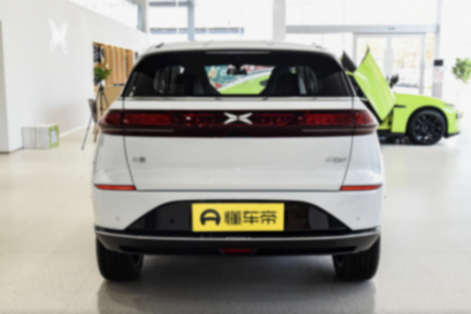 日前,小鵬汽車旗下中型SUV——小鵬G6新配色實車首次亮相。新車外觀采用了名為“暗夜黑”的涂裝,該配色與此前在小鵬G9和X9上出現的同名配色一致;內飾則采用了名為“柔光米”的主題色。此次亮相的新車為700四驅高性能Max版本,搭載了前感應異步/后永磁同步兩臺驅動電機,官方0-100公里/小時加速時間為3.9秒。作為參考,在售的小鵬G6售價區間為20.99萬-27.69萬元。 小鵬G6暗夜黑配色 黑色前品牌標識 黑色多輻式輪輞 智能駕駛攝像頭裝飾件也進行了黑化