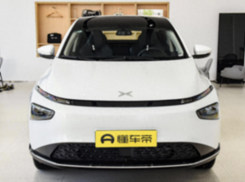 日前,小鵬汽車旗下中型SUV——小鵬G6新配色實車首次亮相。新車外觀采用了名為“暗夜黑”的涂裝,該配色與此前在小鵬G9和X9上出現的同名配色一致;內飾則采用了名為“柔光米”的主題色。此次亮相的新車為700四驅高性能Max版本,搭載了前感應異步/后永磁同步兩臺驅動電機,官方0-100公里/小時加速時間為3.9秒。作為參考,在售的小鵬G6售價區間為20.99萬-27.69萬元。 小鵬G6暗夜黑配色 黑色前品牌標識 黑色多輻式輪輞 智能駕駛攝像頭裝飾件也進行了黑化