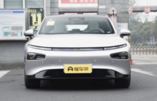 日前,小鵬汽車旗下中型SUV——小鵬G6新配色實車首次亮相。新車外觀采用了名為“暗夜黑”的涂裝,該配色與此前在小鵬G9和X9上出現的同名配色一致;內飾則采用了名為“柔光米”的主題色。此次亮相的新車為700四驅高性能Max版本,搭載了前感應異步/后永磁同步兩臺驅動電機,官方0-100公里/小時加速時間為3.9秒。作為參考,在售的小鵬G6售價區間為20.99萬-27.69萬元。 小鵬G6暗夜黑配色 黑色前品牌標識 黑色多輻式輪輞 智能駕駛攝像頭裝飾件也進行了黑化