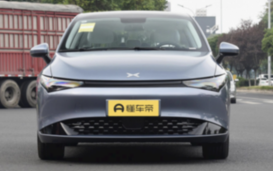 日前,小鵬汽車旗下中型SUV——小鵬G6新配色實車首次亮相。新車外觀采用了名為“暗夜黑”的涂裝,該配色與此前在小鵬G9和X9上出現的同名配色一致;內飾則采用了名為“柔光米”的主題色。此次亮相的新車為700四驅高性能Max版本,搭載了前感應異步/后永磁同步兩臺驅動電機,官方0-100公里/小時加速時間為3.9秒。作為參考,在售的小鵬G6售價區間為20.99萬-27.69萬元。 小鵬G6暗夜黑配色 黑色前品牌標識 黑色多輻式輪輞 智能駕駛攝像頭裝飾件也進行了黑化