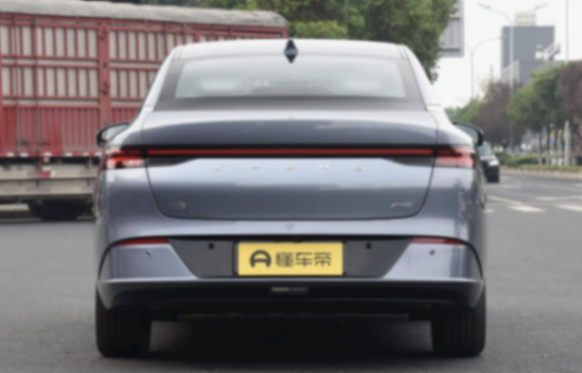 日前,小鵬汽車旗下中型SUV——小鵬G6新配色實車首次亮相。新車外觀采用了名為“暗夜黑”的涂裝,該配色與此前在小鵬G9和X9上出現的同名配色一致;內飾則采用了名為“柔光米”的主題色。此次亮相的新車為700四驅高性能Max版本,搭載了前感應異步/后永磁同步兩臺驅動電機,官方0-100公里/小時加速時間為3.9秒。作為參考,在售的小鵬G6售價區間為20.99萬-27.69萬元。 小鵬G6暗夜黑配色 黑色前品牌標識 黑色多輻式輪輞 智能駕駛攝像頭裝飾件也進行了黑化