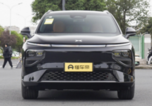 日前,小鵬汽車旗下中型SUV——小鵬G6新配色實車首次亮相。新車外觀采用了名為“暗夜黑”的涂裝,該配色與此前在小鵬G9和X9上出現的同名配色一致;內飾則采用了名為“柔光米”的主題色。此次亮相的新車為700四驅高性能Max版本,搭載了前感應異步/后永磁同步兩臺驅動電機,官方0-100公里/小時加速時間為3.9秒。作為參考,在售的小鵬G6售價區間為20.99萬-27.69萬元。 小鵬G6暗夜黑配色 黑色前品牌標識 黑色多輻式輪輞 智能駕駛攝像頭裝飾件也進行了黑化