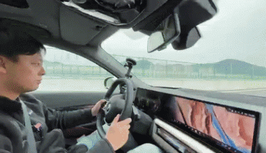 眼睛看一下就能變道,寶馬帶來新駕駛技術,以后開車還用手嗎?