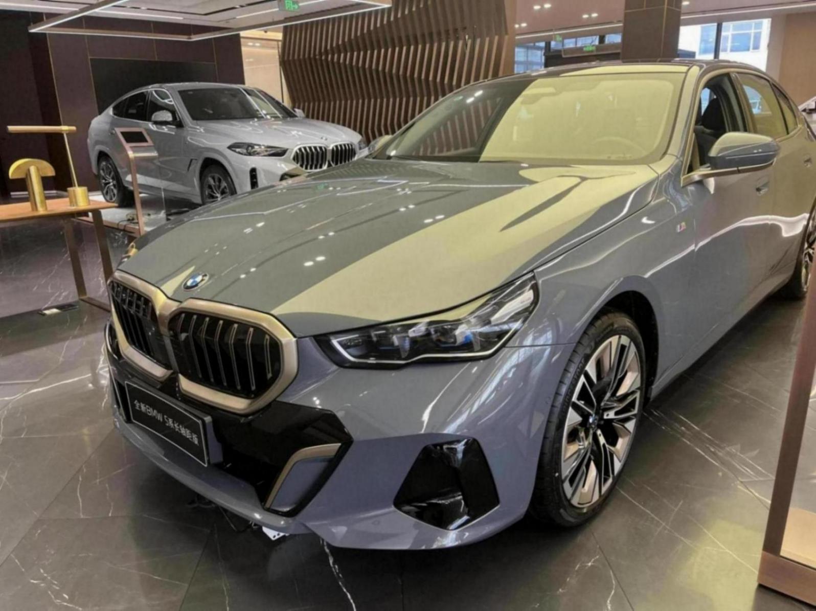 4S店實拍2024款寶馬5系,車內煥然一新,后排空間寬敞
