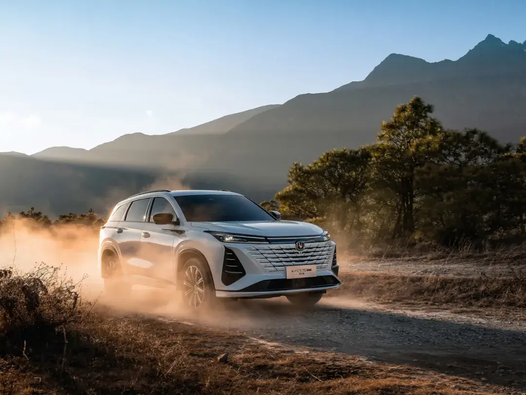 預算13萬買輛SUV,第三代長安CS75PLUS冠軍版和星越L怎么選?