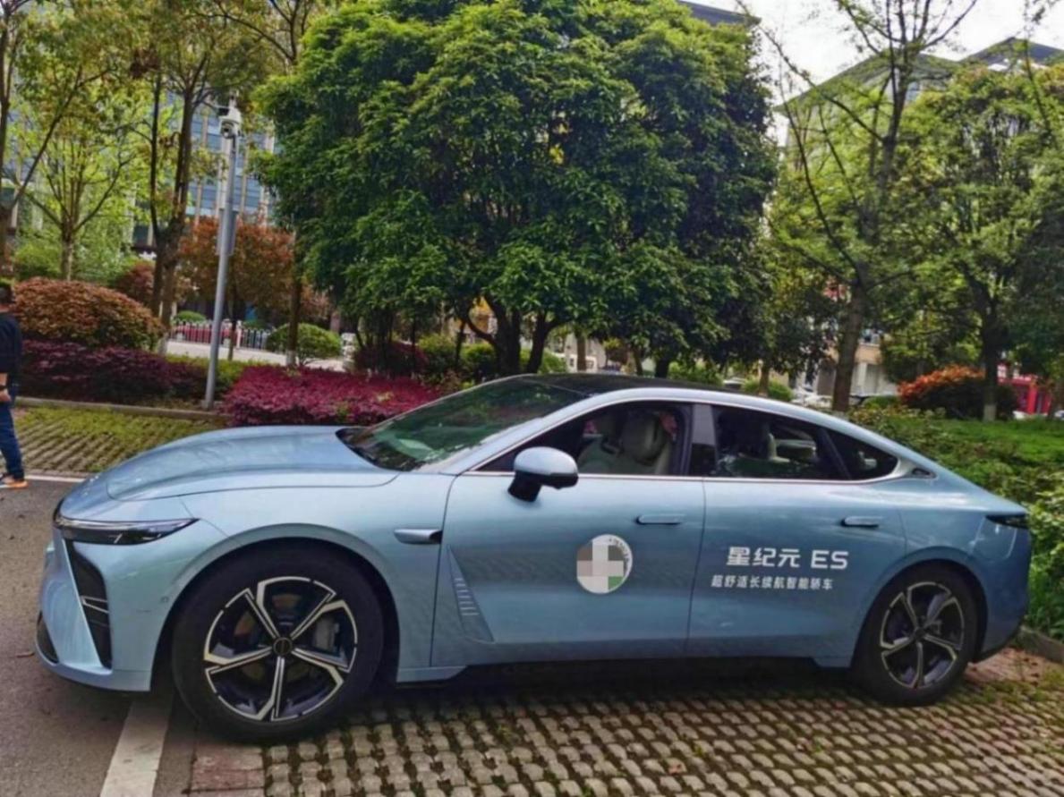 奇瑞汽車終于改了,新車純電續航905公里,外觀不輸小米SU7