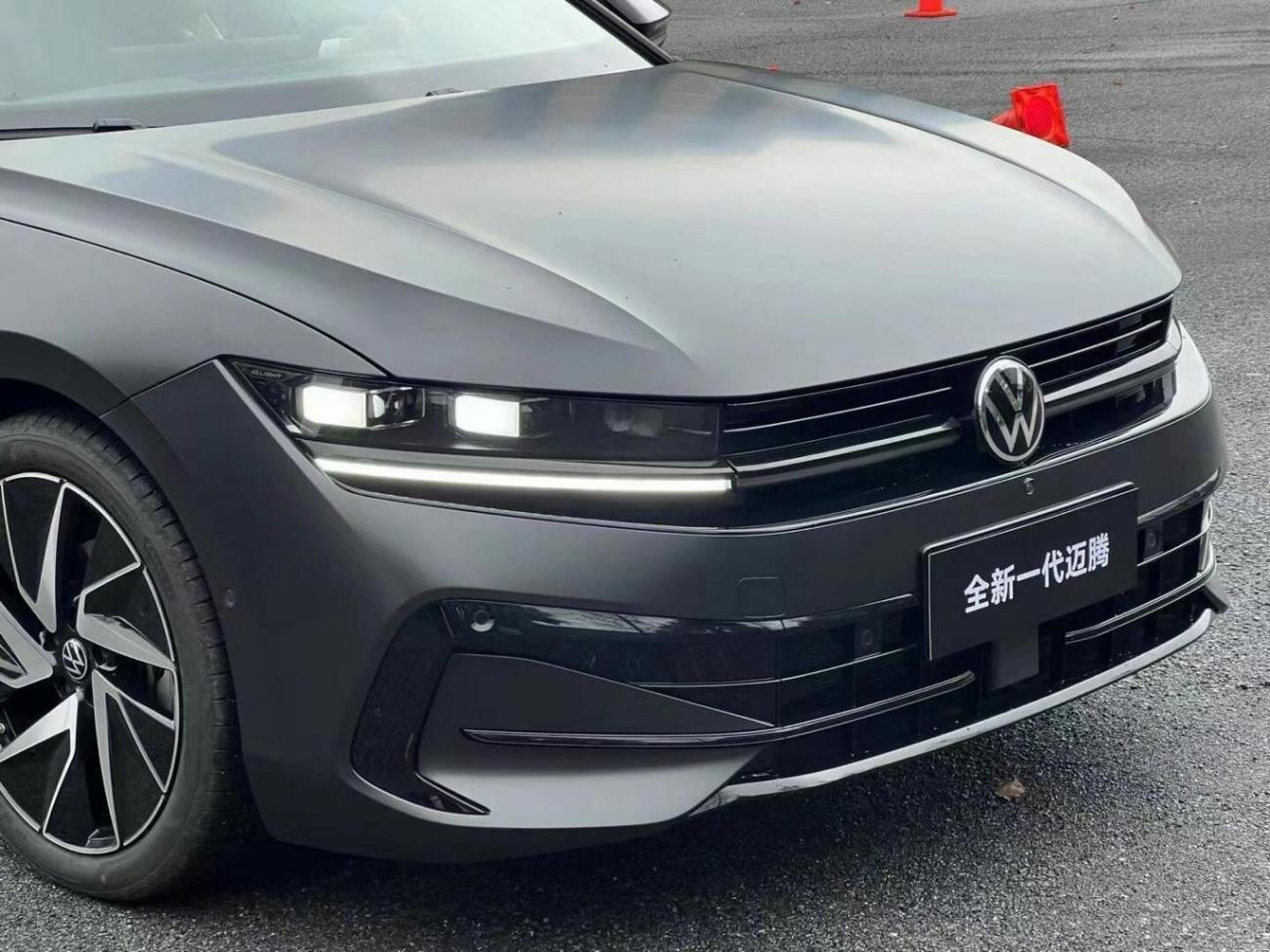 全新大眾邁騰最新實(shí)車到店組圖曝光,競爭得過國產(chǎn)新能源嗎?