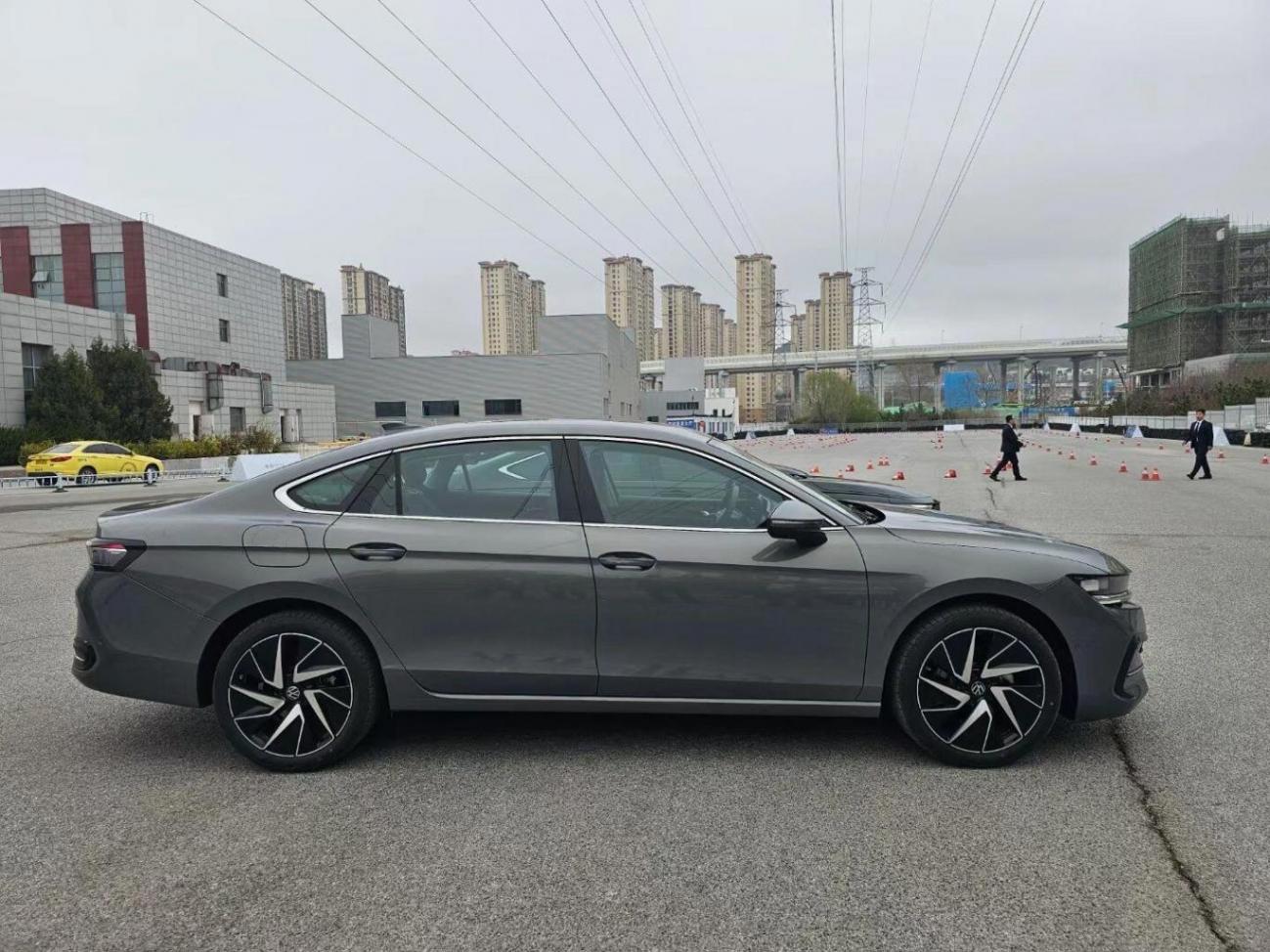 全新大眾邁騰最新實(shí)車到店組圖曝光,競爭得過國產(chǎn)新能源嗎?