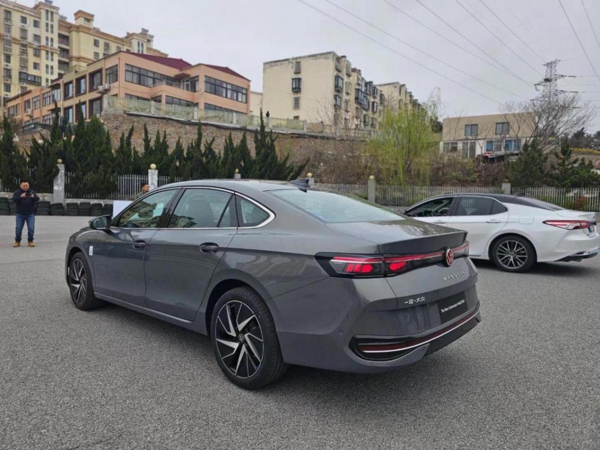 全新大眾邁騰最新實(shí)車到店組圖曝光,競爭得過國產(chǎn)新能源嗎?