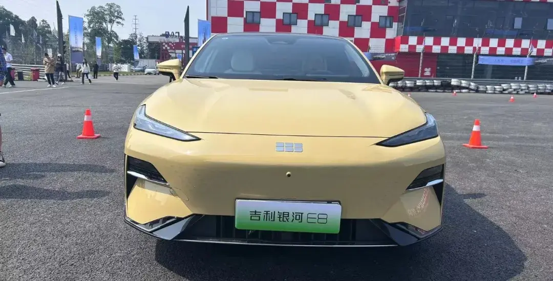 場地試駕吉利銀河E8:15-20萬,它比“漢”更適合年輕人