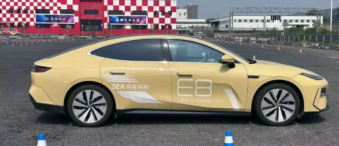 場地試駕吉利銀河E8:15-20萬,它比“漢”更適合年輕人