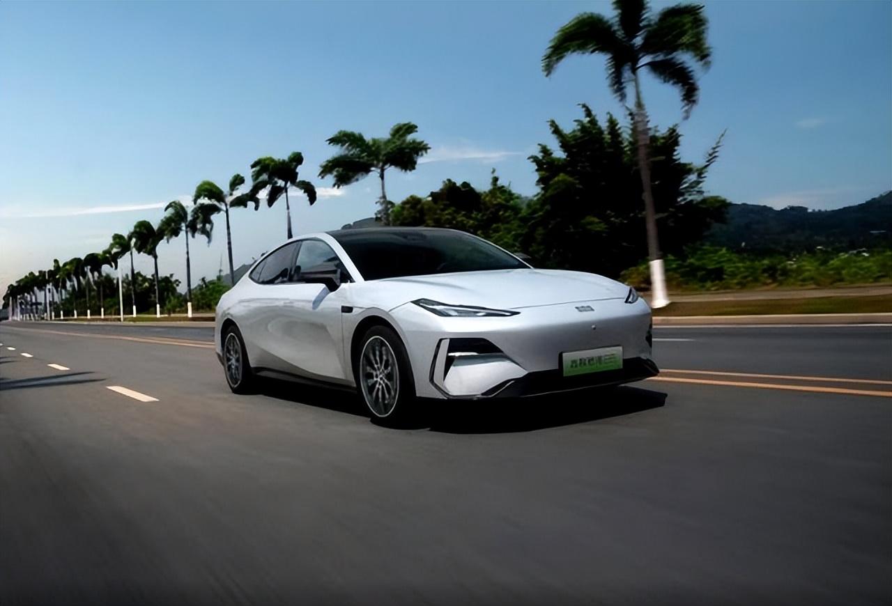 16.58萬起售!吉利銀河E8:5米車長(zhǎng)+轎跑造型,不到半小時(shí)充電80%
