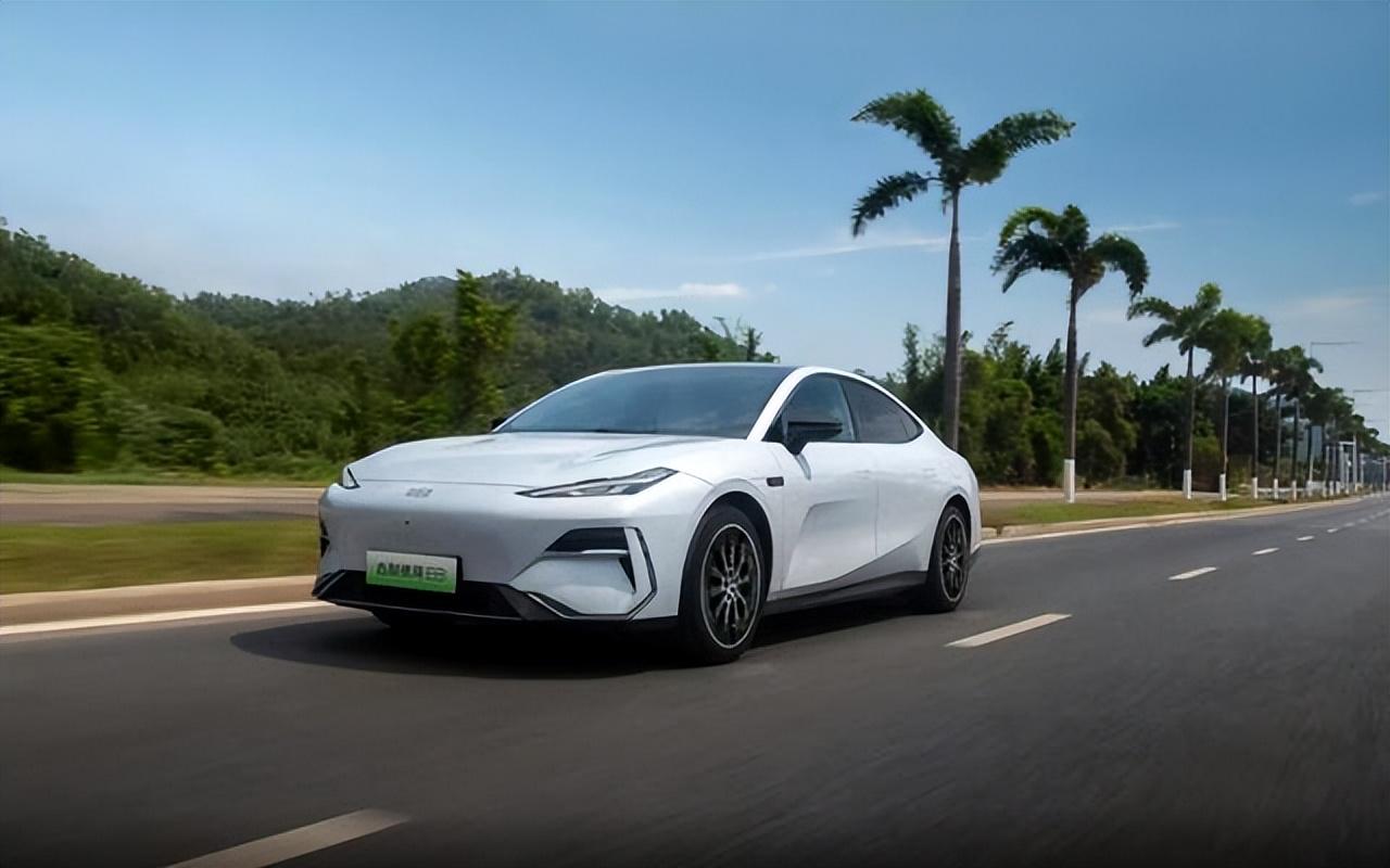 16.58萬起售!吉利銀河E8:5米車長(zhǎng)+轎跑造型,不到半小時(shí)充電80%