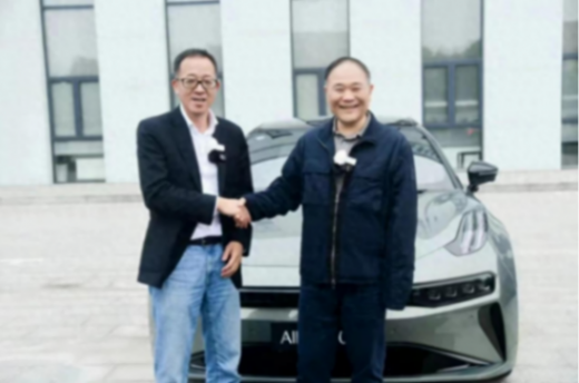 師傅向徒弟學習?傳統車企大佬下場直播,中國車市競爭白熱化