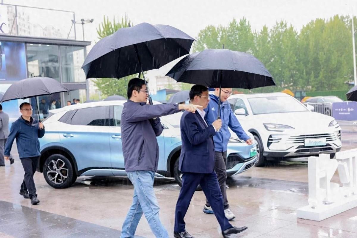野心藏不住了!比亞迪王傳福走訪縣鄉市場,銷售網絡或將大肆擴張