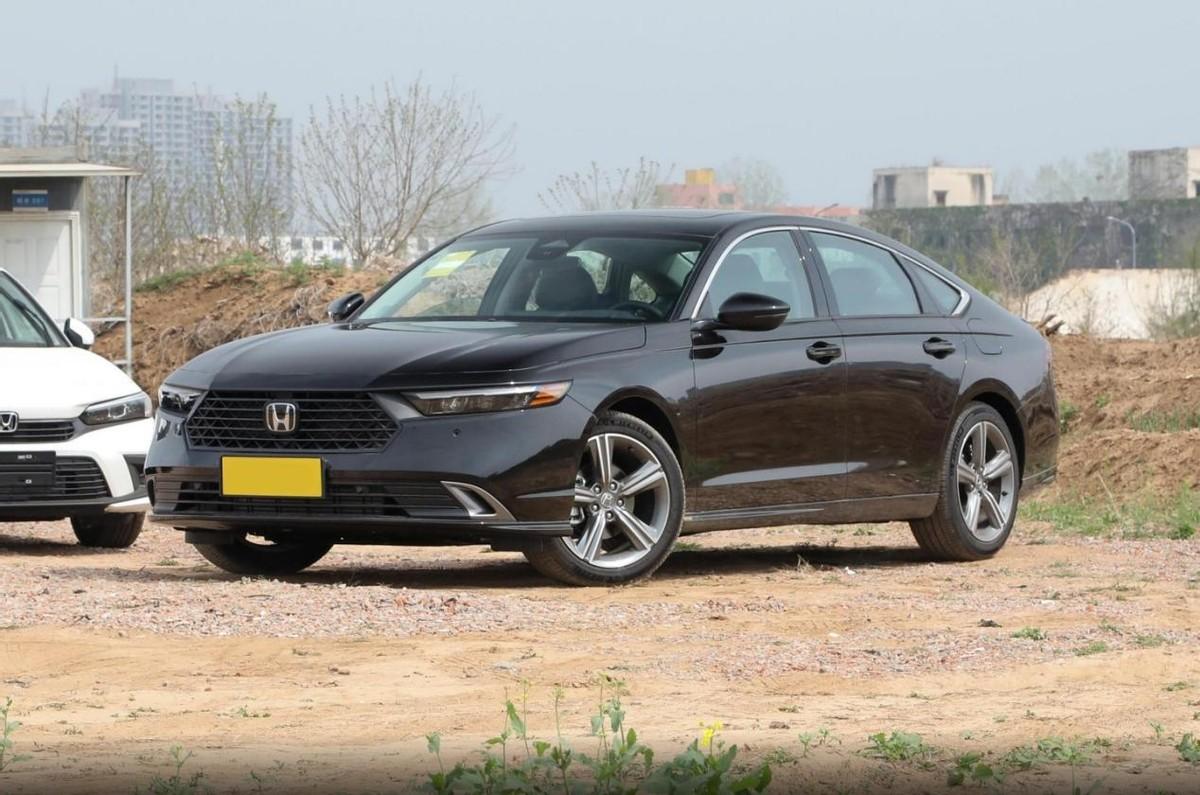 同為日系B級車,本田雅閣和日產天籟,家用到底該如何選?