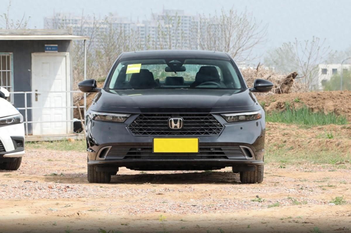 同為日系B級車,本田雅閣和日產天籟,家用到底該如何選?