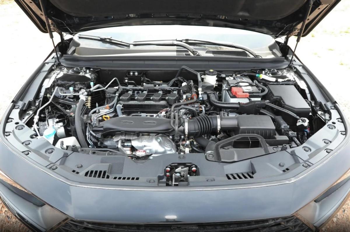 同為日系B級車,本田雅閣和日產天籟,家用到底該如何選?