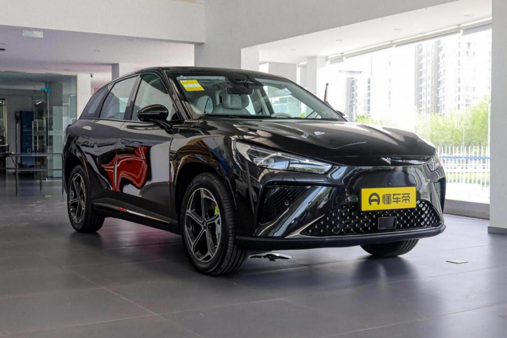 中型大五座SUV,自帶“冰箱彩電沙發(fā)”,哪吒L售12.99萬起