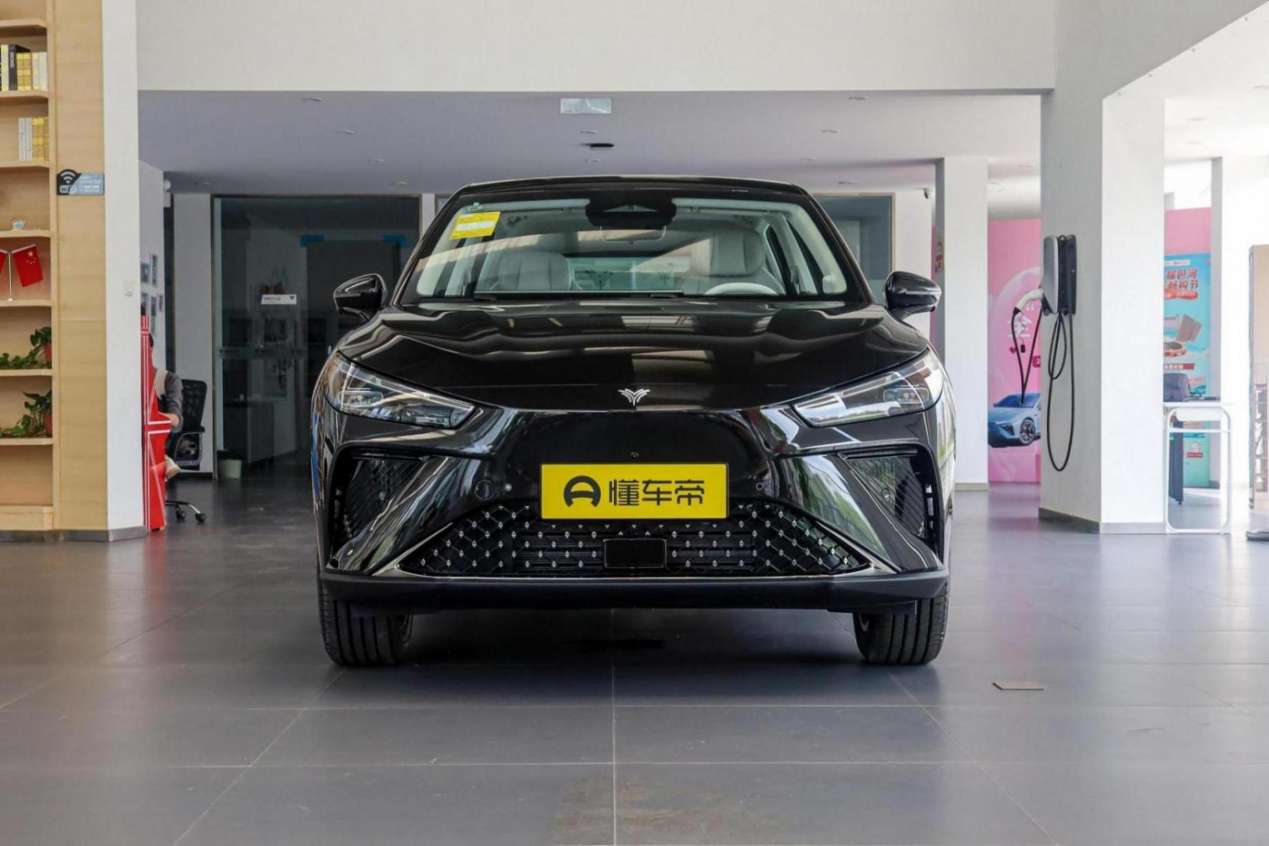 中型大五座SUV,自帶“冰箱彩電沙發(fā)”,哪吒L售12.99萬起
