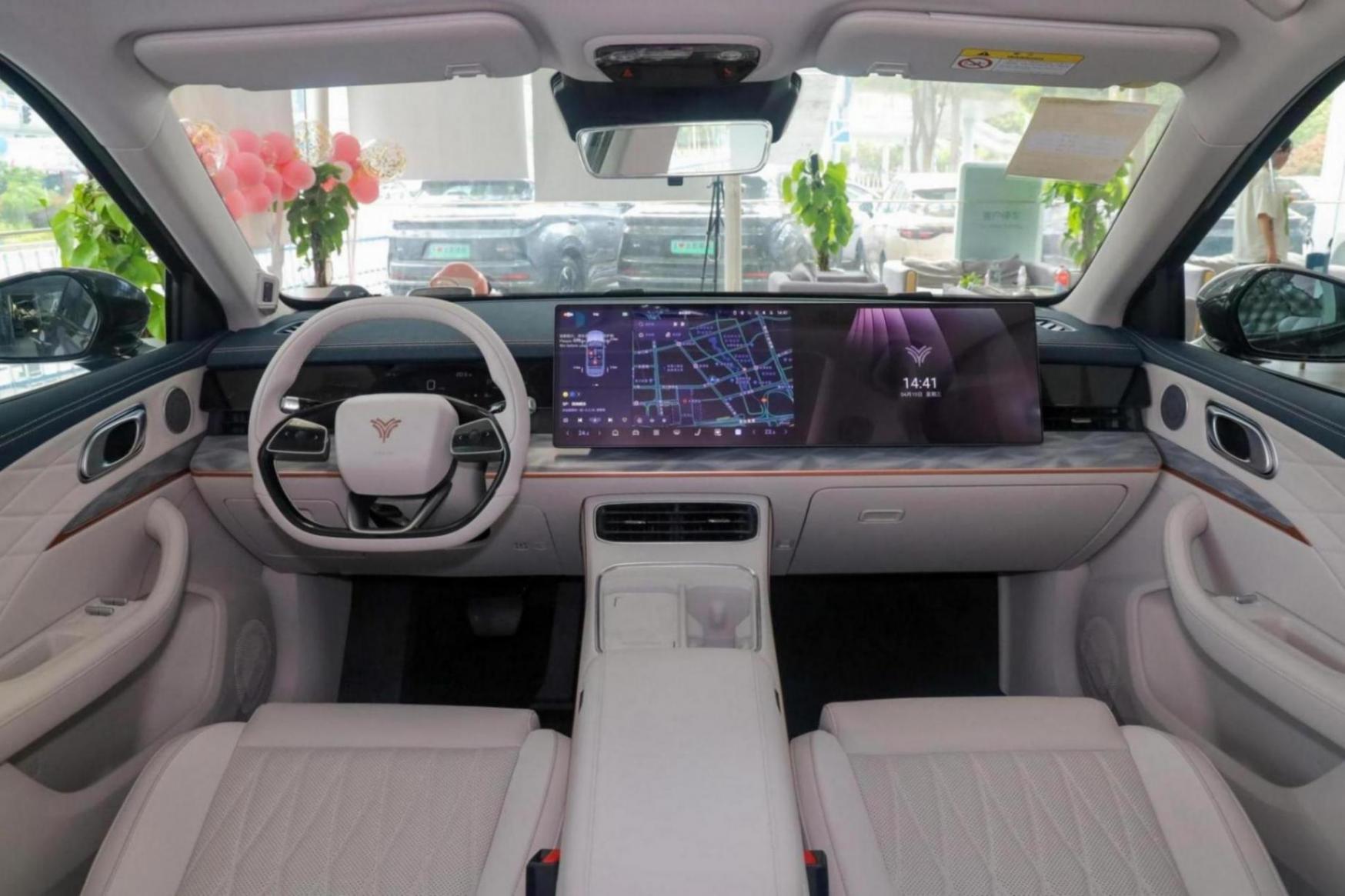 中型大五座SUV,自帶“冰箱彩電沙發(fā)”,哪吒L售12.99萬起