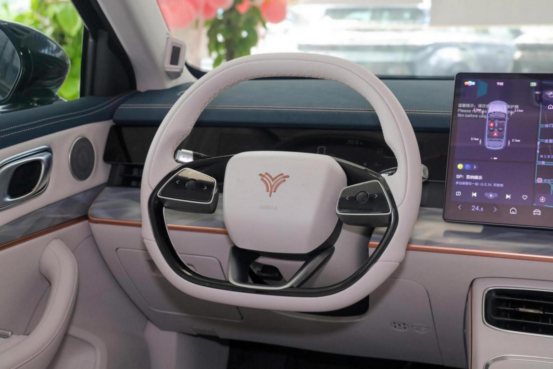 中型大五座SUV,自帶“冰箱彩電沙發(fā)”,哪吒L售12.99萬起