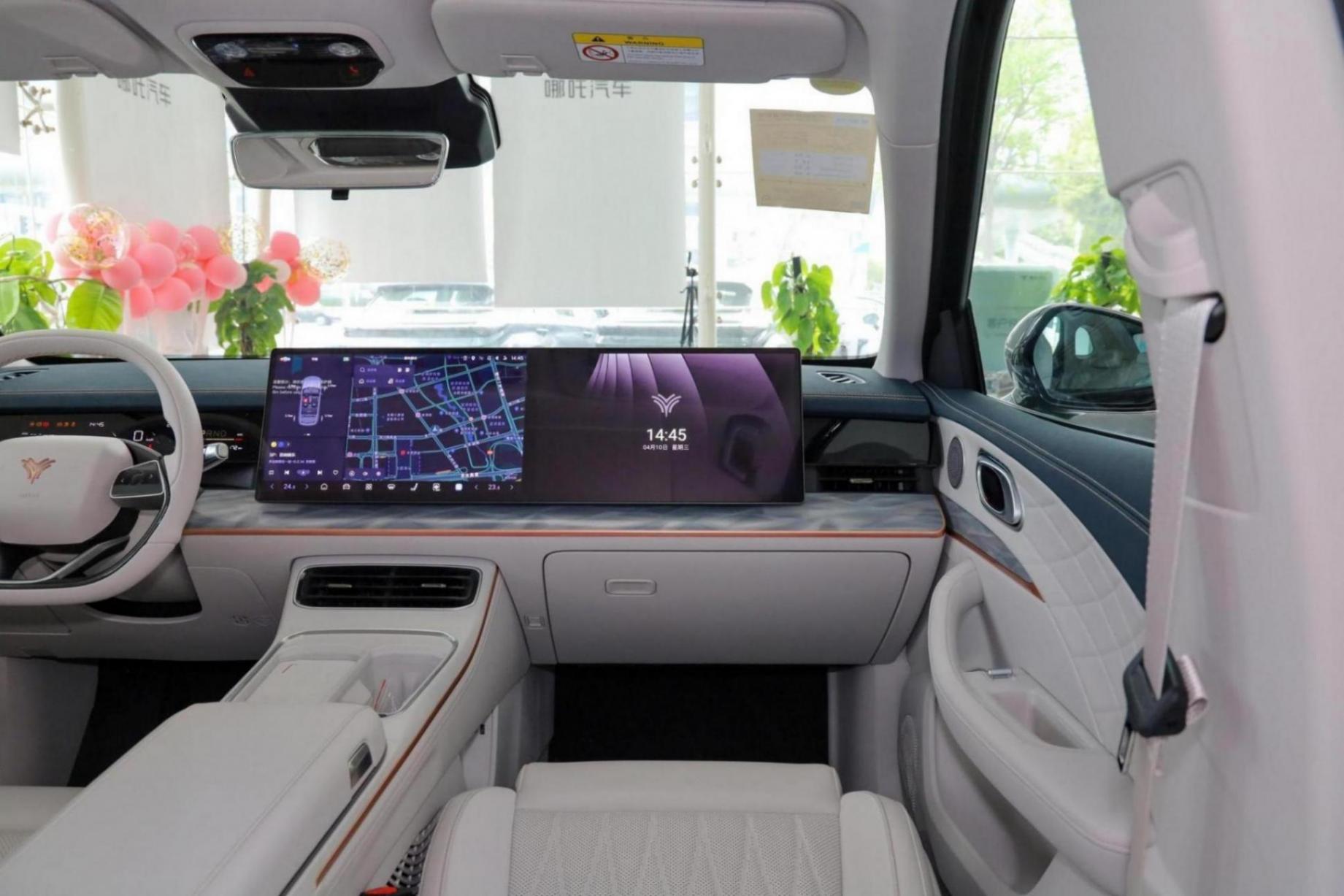 中型大五座SUV,自帶“冰箱彩電沙發(fā)”,哪吒L售12.99萬起