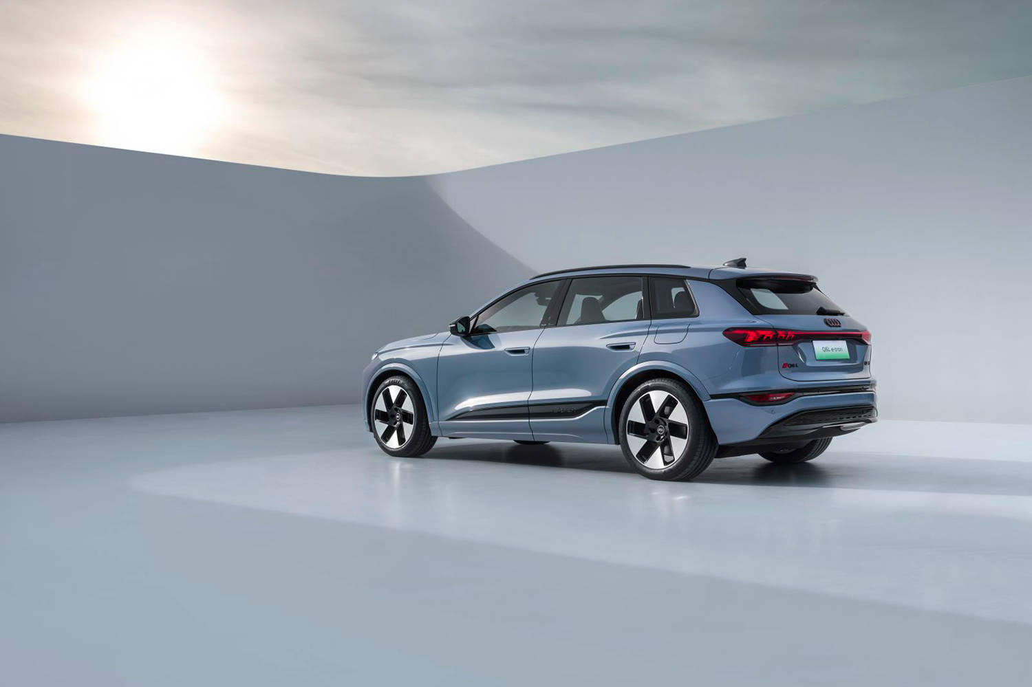 吾與純電Macan孰美 實(shí)拍奧迪Q6L e-tron/2025交付