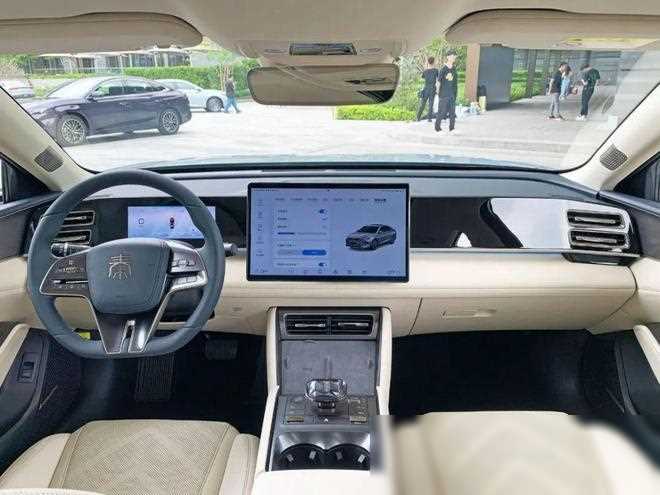 秦家族添猛員,主打中級轎車市場,零距離體驗比亞迪秦L