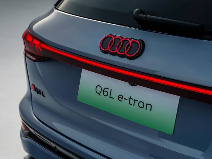 全新奧迪Q6L e-tron軸距近3米,四屏交互,百年大廠驚艷車展!