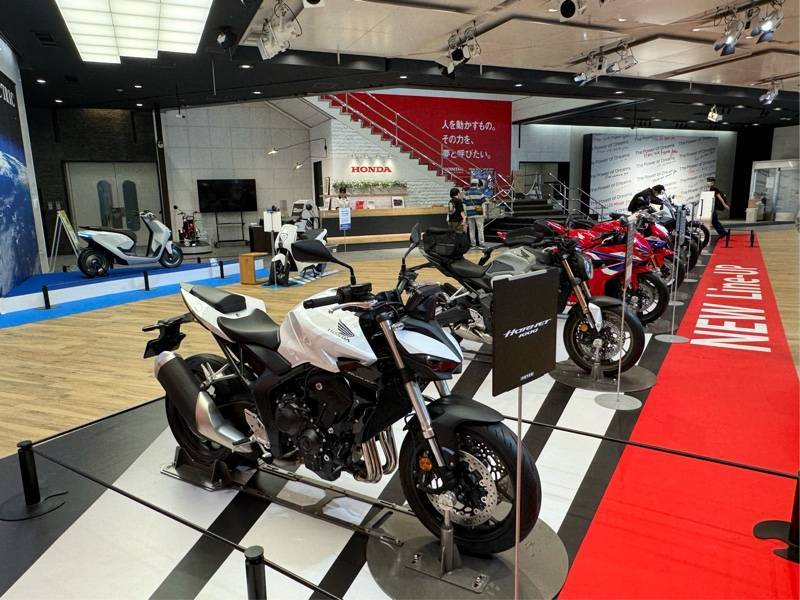 本田展示2024款CB1000R大黃蜂!與750、400車型家族化設計
