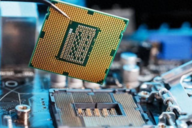 為什么電腦只裝一個CPU?難道就不能多裝幾個嗎?
